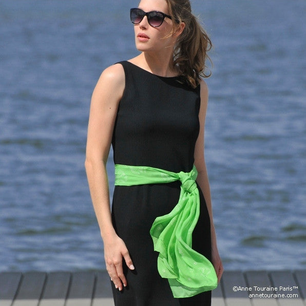 Vivid green silk chiffon scarf with cat pattern, oblong shape: a perfect gift for cat lovers. Scarf by ANNE TOURAINE Paris™ (2)