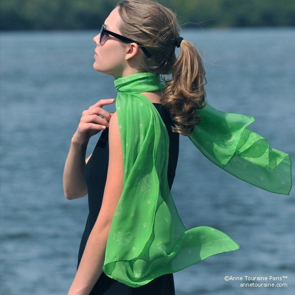 Vivid green silk chiffon scarf with cat pattern, oblong shape: a perfect gift for cat lovers. Scarf by ANNE TOURAINE Paris™ (3)