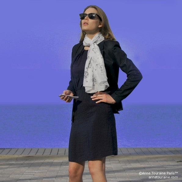 Pale grey silk chiffon scarf with cat pattern, oblong shape: a perfect gift for cat lovers. Scarf by ANNE TOURAINE Paris™ (2)