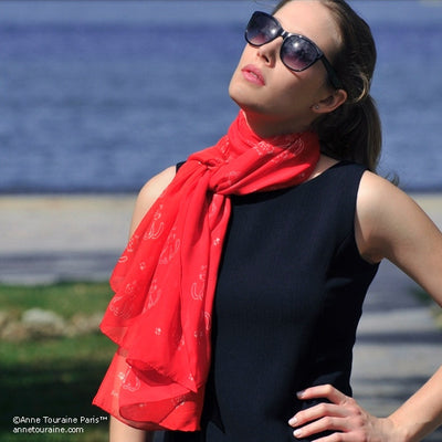 Red silk chiffon scarf with cat pattern, oblong shape: a perfect gift for cat lovers. Scarf by ANNE TOURAINE Paris™ (2)