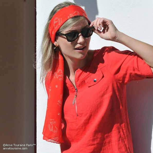 Red silk chiffon scarf with cat pattern, oblong shape: a perfect gift for cat lovers. Scarf by ANNE TOURAINE Paris™ (3)