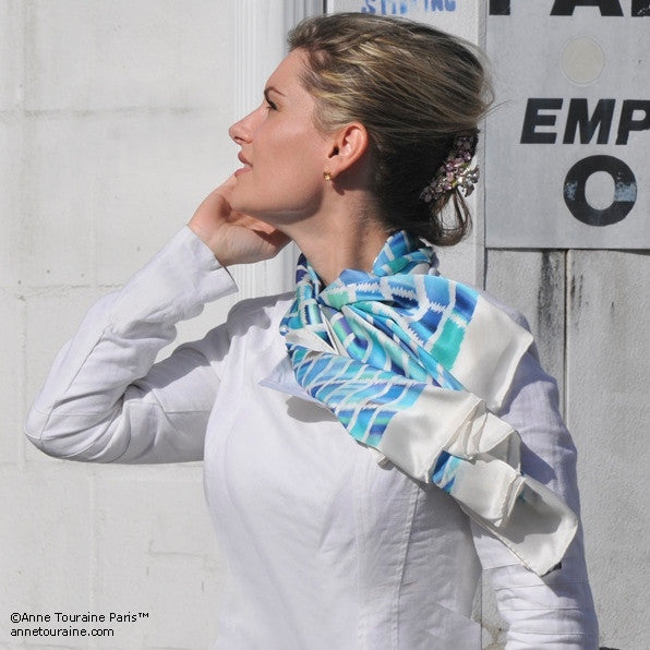Turquoise and navy blue extra large silk scarf with a contemporary ethnic pattern: versatile and easy to wear all year round. Scarf ANNE TOURAINE Paris™ (4)